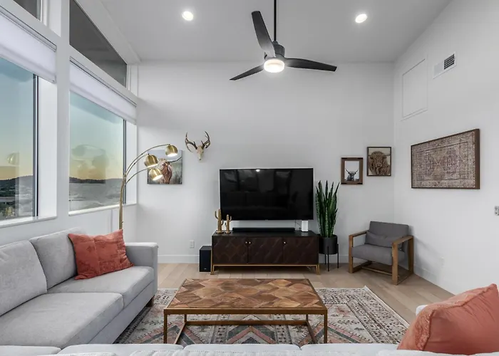 Holiday home 3br Retreat With Heated Pool, Bbq And Mountain Views